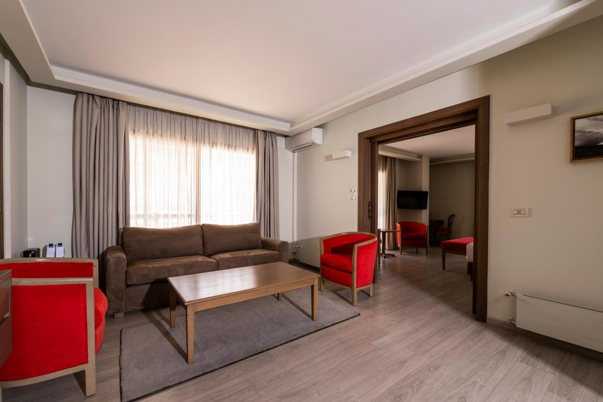 อินเตอร์คอนติเนนตัล มซาร์ เลบานอน เมาน์เท็น รีสอร์ต แอนด์ สปา Hotel Mzaar Kfardebian ภายนอก รูปภาพ
