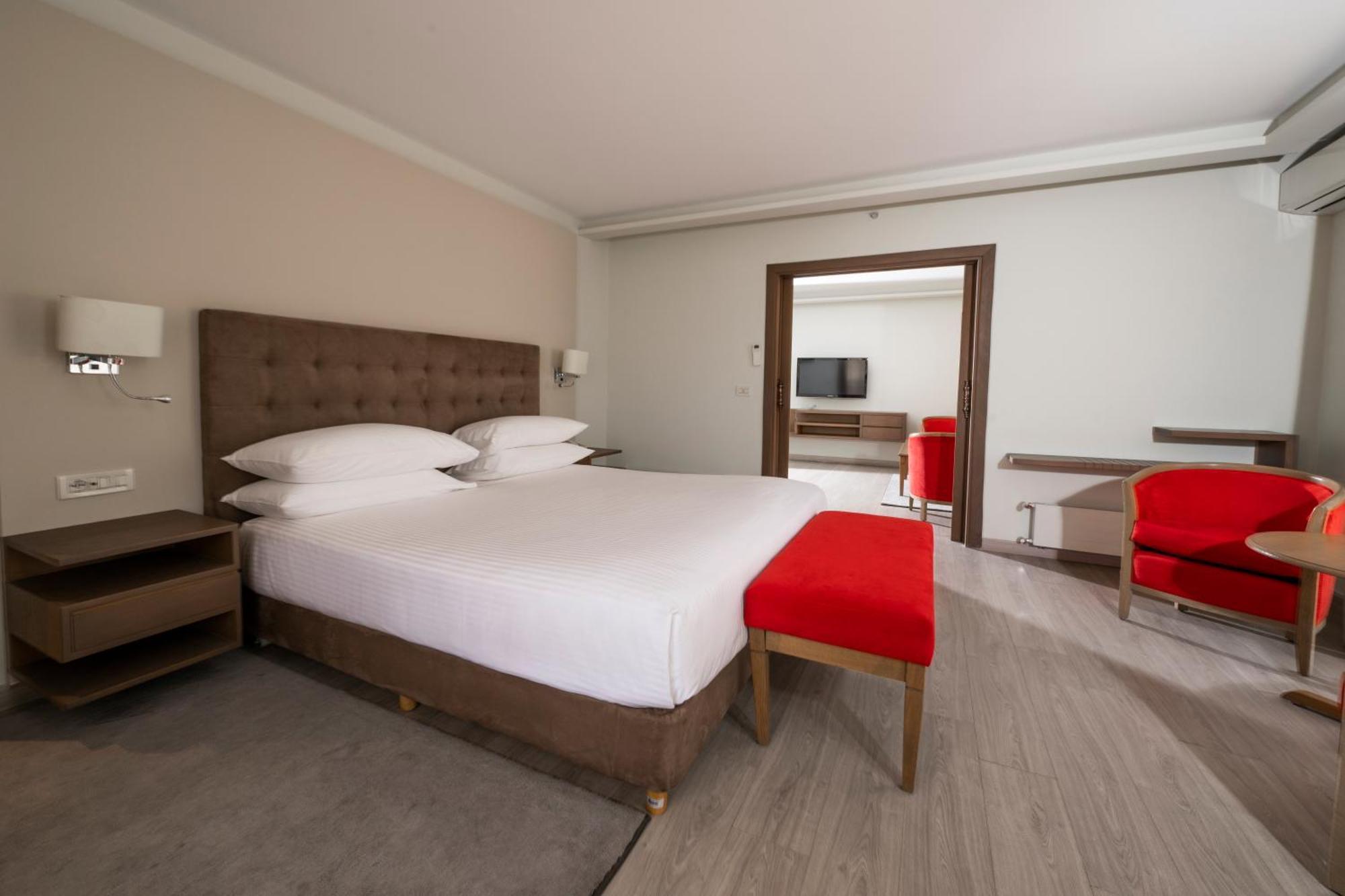 อินเตอร์คอนติเนนตัล มซาร์ เลบานอน เมาน์เท็น รีสอร์ต แอนด์ สปา Hotel Mzaar Kfardebian ภายนอก รูปภาพ